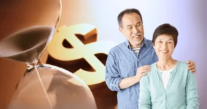 Casal sorrindo ao lado de uma ampulheta e um cifrão dourado, representando planejamento financeiro para se aposentar com segurança.