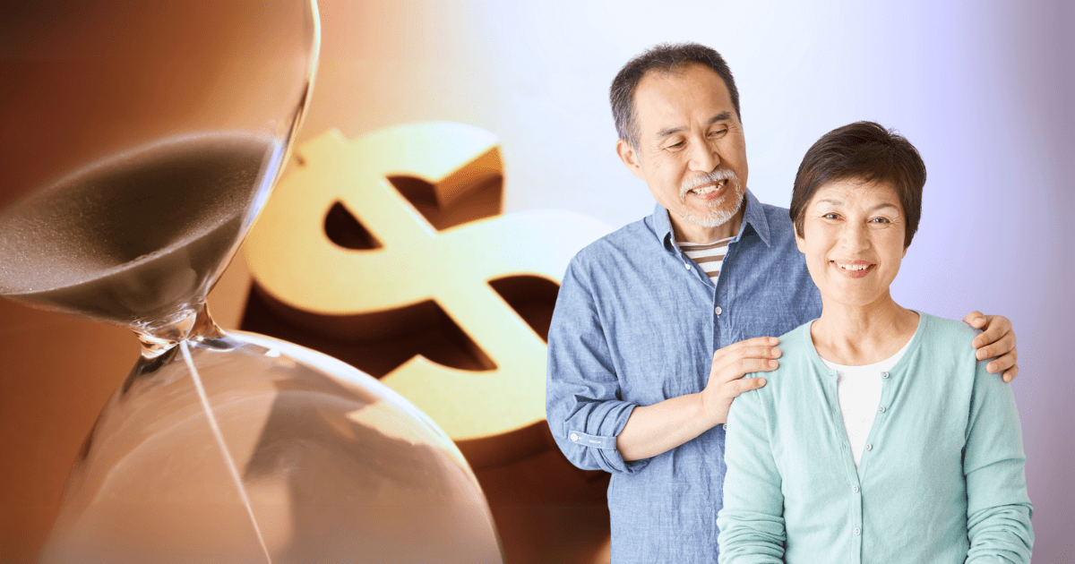 Casal sorrindo ao lado de uma ampulheta e um cifrão dourado, representando planejamento financeiro para se aposentar com segurança.